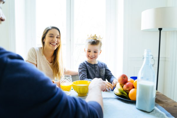 jongen_met_ouders_bij_ontbijt.jpg